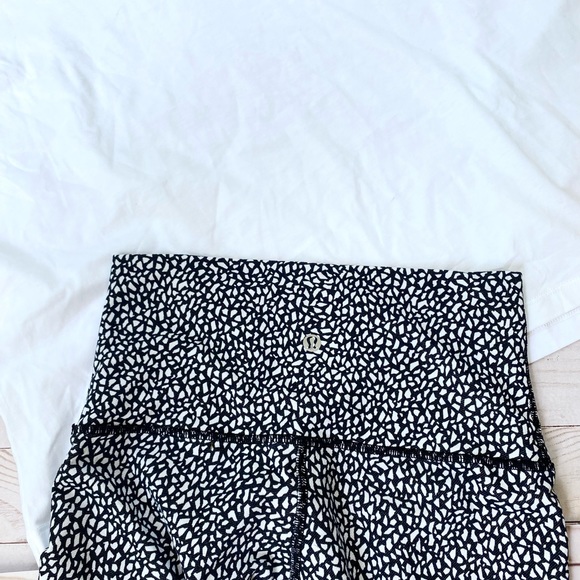 Like New Lululemon Wunder under crop leggings - Picture 3 of 5